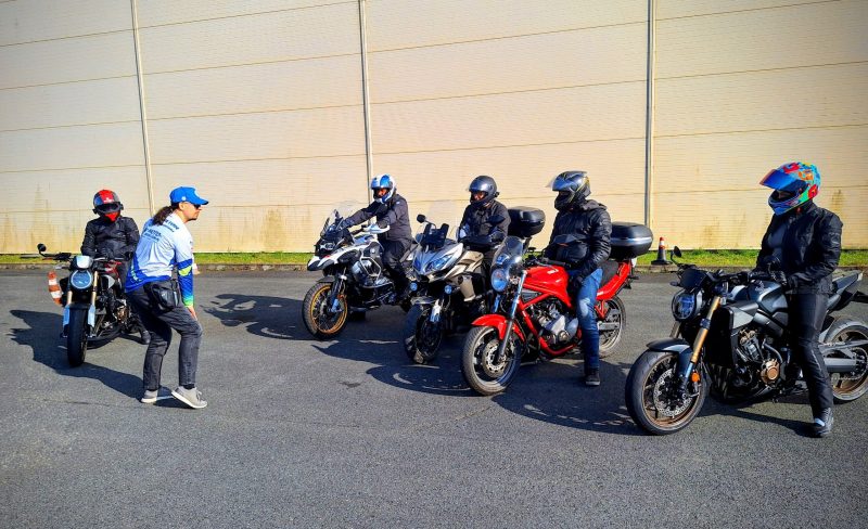 Instruktor techniki jazdy podczas instruktarzu na szkoleniu z 5 motocyklistów