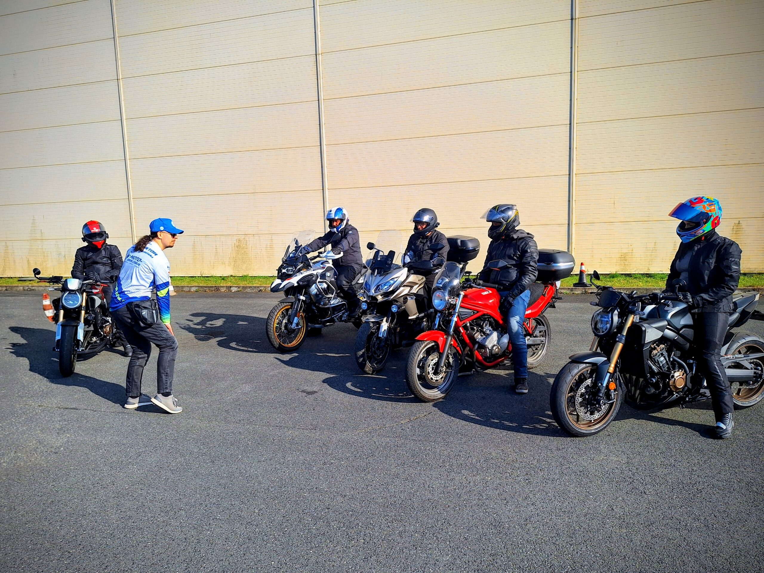 Instruktor techniki jazdy podczas instruktarzu na szkoleniu z 5 motocyklistów